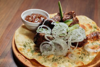 Ahşap bir tablete iştah açıcı Barbekü pişmiş sebze ve sos ile servis.