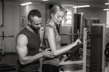 Spor salonunda eğitim spor çift. Sağlıklı bir hayat. g egzersizleri. Spwebsitesorting dergiler ve fotoğraflar .