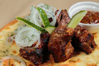 Ahşap bir tablete iştah açıcı Barbekü pişmiş sebze ve sos ile servis.