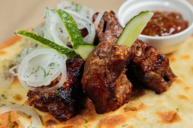 Ahşap bir tablete iştah açıcı Barbekü pişmiş sebze ve sos ile servis.