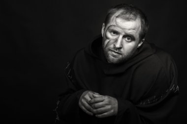 Güzel ve büyüleyici oyun tiyatro aktör kamera. Siyah ve beyaz fotoğraf aktör karanlık bir arka plan üzerinde bir dilenci kılığında. Dekore edilmiş sahne görüntü ve profesyonel makyaj.