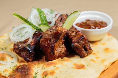 Ahşap bir tablete iştah açıcı Barbekü pişmiş sebze ve sos ile servis.