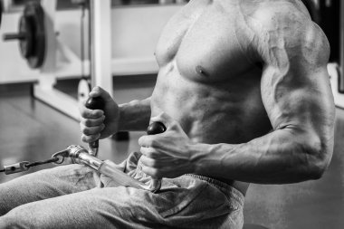 Spor salonunda antrenman profesyonel vücut geliştirmeci