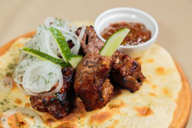 Ahşap bir tablete iştah açıcı Barbekü pişmiş sebze ve sos ile servis.