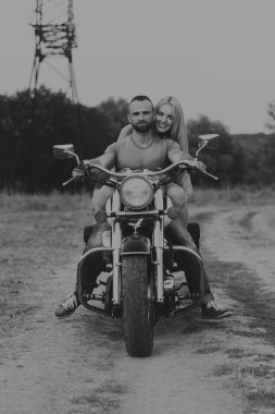 Mutlu çifte bir motosiklet üzerinde seyahat.