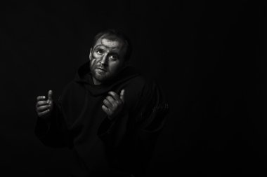 Güzel ve büyüleyici oyun tiyatro aktör kamera. Siyah ve beyaz fotoğraf aktör karanlık bir arka plan üzerinde bir dilenci kılığında. Dekore edilmiş sahne görüntü ve profesyonel makyaj.