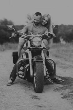 Mutlu çifte bir motosiklet üzerinde seyahat.