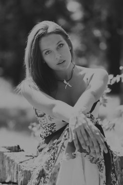 Doğanın bir arka plan üzerinde elbiseli güzel genç kız. Kız romantik görüntü zarafeti. Krasyvechorno beyaz fotoğraf. Moda ve sosyal dergiler, posterler ve Web siteleri için fotoğraf.