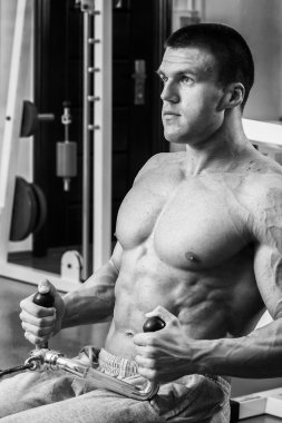 Spor salonunda antrenman profesyonel vücut geliştirmeci