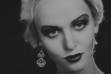 Güzel sarışın güzel takı üzerinde karanlık bir arka plan ile. Şık elbise ve aksesuarlar. Güzel bir siyah beyaz fotoğraf şık kız. Moda dergileri, afiş ve Web siteleri için fotoğraf.