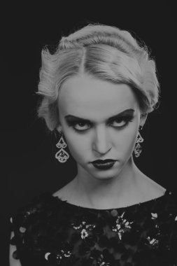 Güzel sarışın güzel takı üzerinde karanlık bir arka plan ile. Şık elbise ve aksesuarlar. Güzel bir siyah beyaz fotoğraf şık kız. Moda dergileri, afiş ve Web siteleri için fotoğraf.