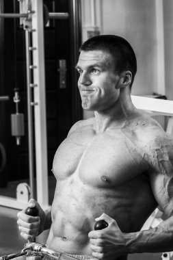 Spor salonunda antrenman profesyonel vücut geliştirmeci