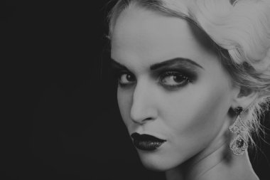 Güzel sarışın güzel takı üzerinde karanlık bir arka plan ile. Şık elbise ve aksesuarlar. Güzel bir siyah beyaz fotoğraf şık kız. Moda dergileri, afiş ve Web siteleri için fotoğraf.