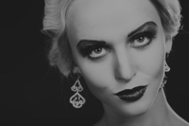 20'li yaşlarda bir kız güzel romantik görüntü stili. Güzel sarışın karanlık bir arka plan üzerinde şık bir elbise içinde. Profesyonel makyaj ve Takı Tasarım. Moda dergileri, afiş ve Web siteleri için fotoğraf.