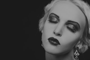 20'li yaşlarda bir kız güzel romantik görüntü stili. Güzel sarışın karanlık bir arka plan üzerinde şık bir elbise içinde. Profesyonel makyaj ve Takı Tasarım. Moda dergileri, afiş ve Web siteleri için fotoğraf.