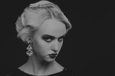 20'li yaşlarda bir kız güzel romantik görüntü stili. Güzel sarışın karanlık bir arka plan üzerinde şık bir elbise içinde. Profesyonel makyaj ve Takı Tasarım. Moda dergileri, afiş ve Web siteleri için fotoğraf.