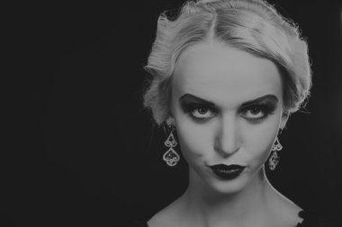 20'li yaşlarda bir kız güzel romantik görüntü stili. Güzel sarışın karanlık bir arka plan üzerinde şık bir elbise içinde. Profesyonel makyaj ve Takı Tasarım. Moda dergileri, afiş ve Web siteleri için fotoğraf.