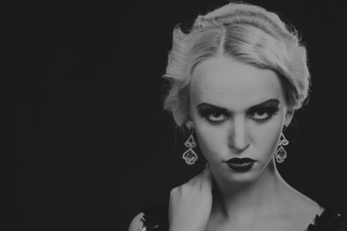 20'li yaşlarda bir kız güzel romantik görüntü stili. Güzel sarışın karanlık bir arka plan üzerinde şık bir elbise içinde. Profesyonel makyaj ve Takı Tasarım. Moda dergileri, afiş ve Web siteleri için fotoğraf.