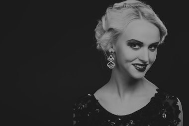 20'li yaşlarda bir kız güzel romantik görüntü stili. Güzel sarışın karanlık bir arka plan üzerinde şık bir elbise içinde. Profesyonel makyaj ve Takı Tasarım. Moda dergileri, afiş ve Web siteleri için fotoğraf.