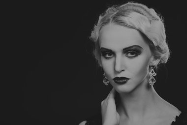 20'li yaşlarda bir kız güzel romantik görüntü stili. Güzel sarışın karanlık bir arka plan üzerinde şık bir elbise içinde. Profesyonel makyaj ve Takı Tasarım. Moda dergileri, afiş ve Web siteleri için fotoğraf.