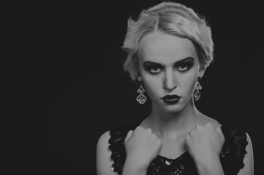 20'li yaşlarda bir kız güzel romantik görüntü stili. Güzel sarışın karanlık bir arka plan üzerinde şık bir elbise içinde. Profesyonel makyaj ve Takı Tasarım. Moda dergileri, afiş ve Web siteleri için fotoğraf.