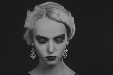 20'li yaşlarda bir kız güzel romantik görüntü stili. Güzel sarışın karanlık bir arka plan üzerinde şık bir elbise içinde. Profesyonel makyaj ve Takı Tasarım. Moda dergileri, afiş ve Web siteleri için fotoğraf.