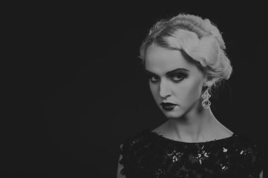 20'li yaşlarda bir kız güzel romantik görüntü stili. Güzel sarışın karanlık bir arka plan üzerinde şık bir elbise içinde. Profesyonel makyaj ve Takı Tasarım. Moda dergileri, afiş ve Web siteleri için fotoğraf.