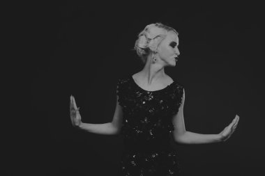 20'li yaşlarda bir kız güzel romantik görüntü stili. Güzel sarışın karanlık bir arka plan üzerinde şık bir elbise içinde. Profesyonel makyaj ve Takı Tasarım. Moda dergileri, afiş ve Web siteleri için fotoğraf.