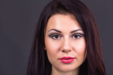 Güzel bir kız Güzellik Portresi. Parlak Festival makyaj, glitter, pırıltılar, parlak ruj.