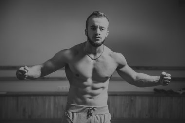 Kameraya poz yakışıklı atletik erkek