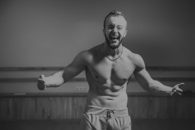 Kameraya poz yakışıklı atletik erkek