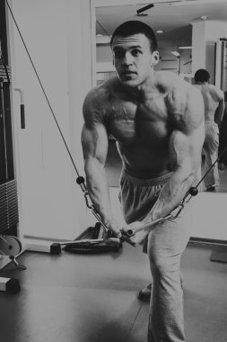 Güçlü kas adam jimnastik egzersizleri yapıyor.