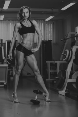 Spor sarışın. Güzel güçlü kız. Bodyfitness, kadın fitness. Kadın spor yapıyor. Güzellik, sağlık ve spor. Vücut geliştirmeci genç yetişkin seksi kız