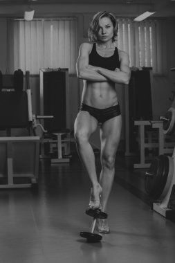 Spor sarışın. Güzel güçlü kız. Bodyfitness, kadın fitness. Kadın spor yapıyor. Güzellik, sağlık ve spor. Vücut geliştirmeci genç yetişkin seksi kız