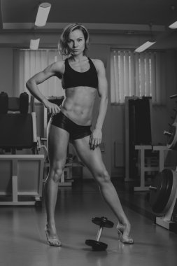 Spor sarışın. Güzel güçlü kız. Bodyfitness, kadın fitness. Kadın spor yapıyor. Güzellik, sağlık ve spor. Vücut geliştirmeci genç yetişkin seksi kız