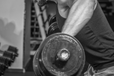 Adam jimnastik salonu. Halter alıştırmalar kılıyor. Spor, güç, halter, gerginlik, egzersiz - sağlıklı bir yaşam tarzı kavramı. Fitness ve spor hakkında makale.