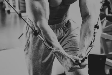 Güçlü kas adam jimnastik egzersizleri yapıyor.