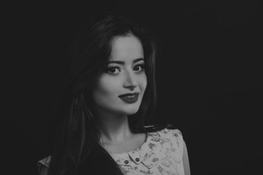 Muhteşem bir esmer portresi. Gizem, üzüntü, güvensizlik, insan duyguları.