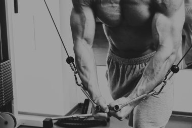 Güçlü kas adam jimnastik egzersizleri yapıyor.