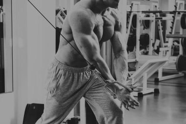 Güçlü kas adam jimnastik egzersizleri yapıyor.