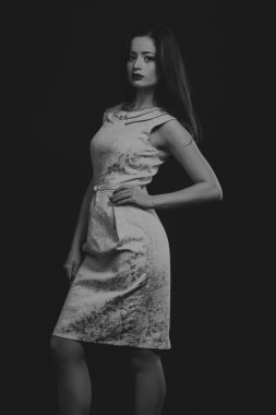 Muhteşem bir esmer portresi. Gizem, üzüntü, güvensizlik, insan duyguları.