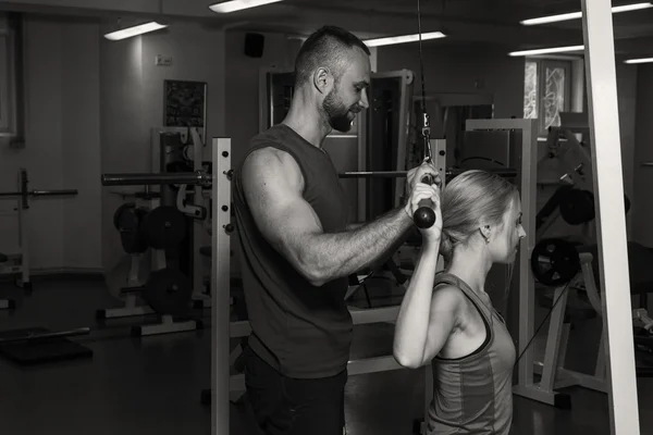 Sportovní pár na trénink v tělocvičně. Zdravý život. g cvičení. Fotografie pro spwebsitesting časopisy a . — Stock fotografie