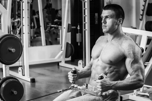 Grueling formation bodybuilder professionnel dans la salle de gym — Photo