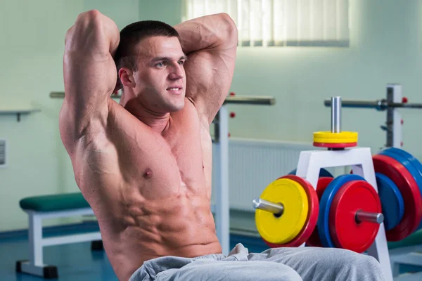 De professionele bodybuilder afmattend opleiding in de sportschool — Stockfoto
