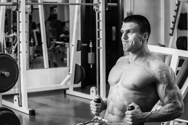 De professionele bodybuilder afmattend opleiding in de sportschool — Stockfoto