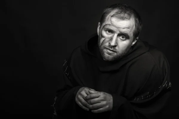 Beautiful and fascinating game theater actor on camera. Black and white photo of the actor in the guise of a beggar on a dark background. Beautifully decorated stage image and professional makeup. — Stock Photo, Image