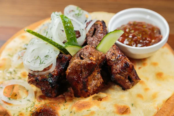 Ahşap bir tablete iştah açıcı Barbekü pişmiş sebze ve sos ile servis.