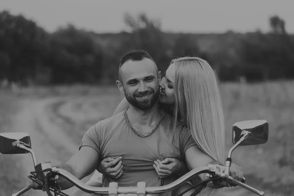 Casal feliz viajando em uma motocicleta . — Fotografia de Stock