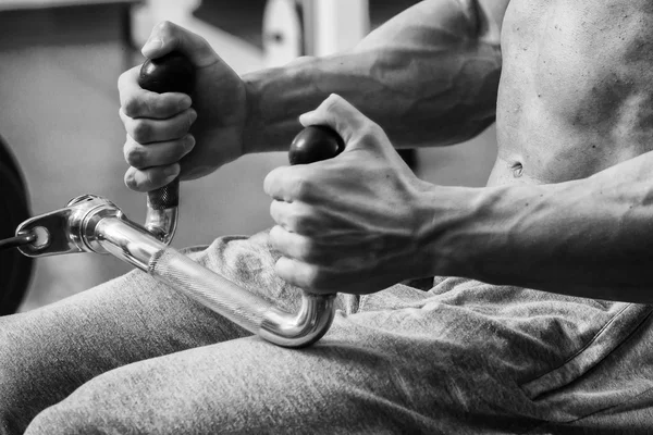 Grueling training professional bodybuilder in the gym — Stock Photo, Image