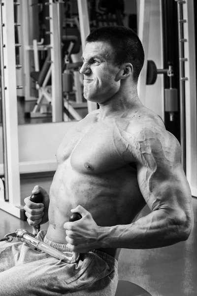 Grueling training professional bodybuilder in the gym — Stock Photo, Image